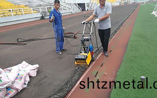 破損塑(su)膠跑道鏟除