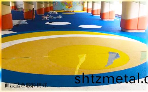 麵層(ceng)藍色顆粒舖好