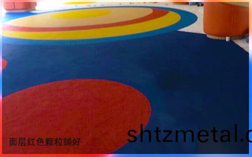 紅色塑膠顆粒舖設